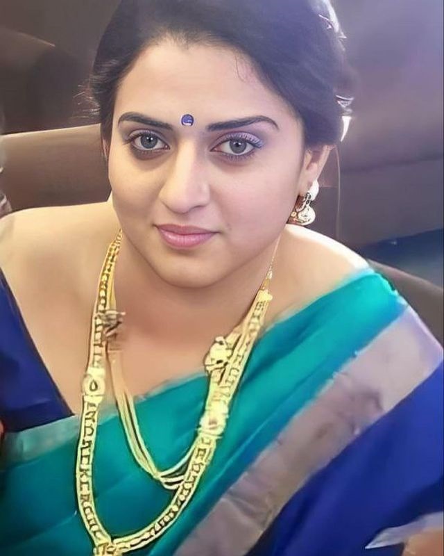 Pavitra Lokesh Beautiful Photos, Telugu Aunty PavithraLokesh Collections, iiQ8 hot aunty mallu aunty, kannada aunty telugu aunty pavithra